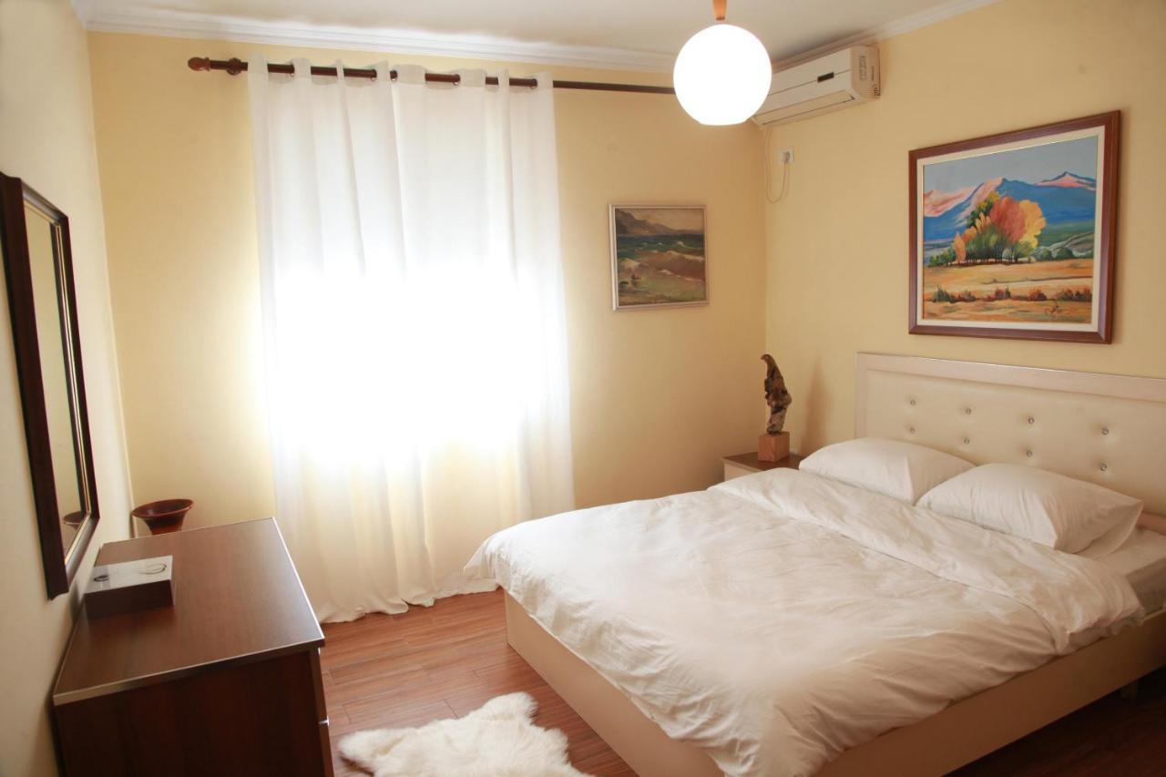 Cozy Central Apartment Tirana Esterno foto